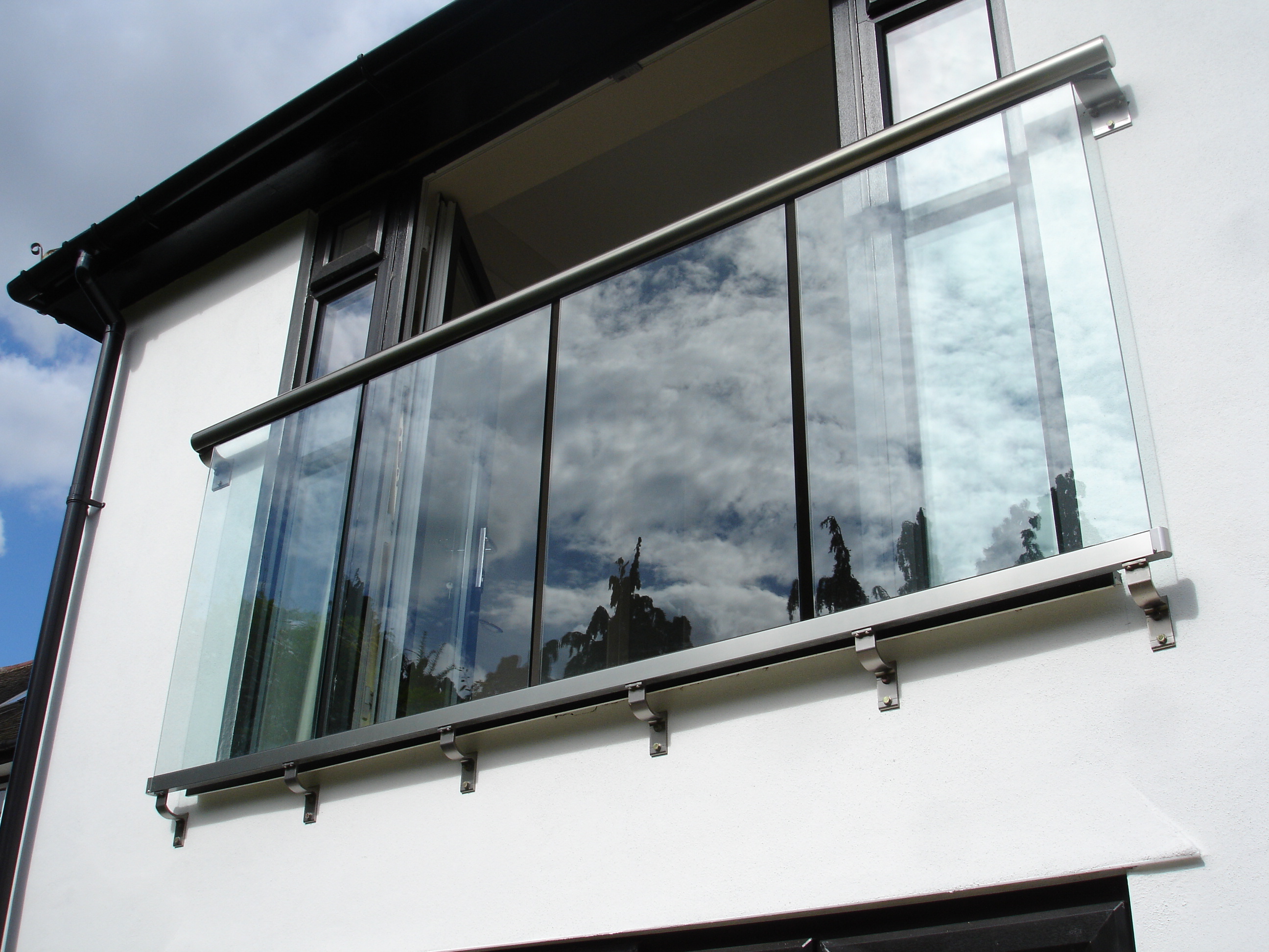 Self-cleaning glass balcony